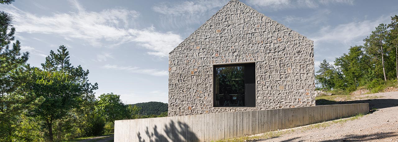 Una casa unifamiliare nel Carso, Slovenia (Architetto: Dekleva Gregorič Architects; Foto: Janez Marolt)