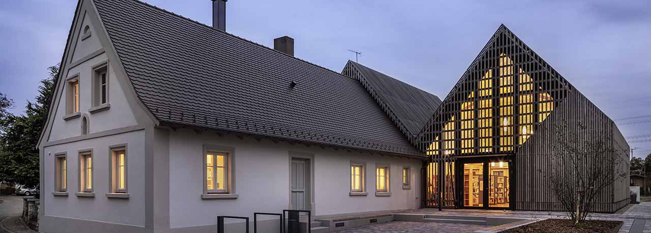Проект за ново строителство, показващ покривни прозорци VELUX – библиотека в Гунделсхайм
