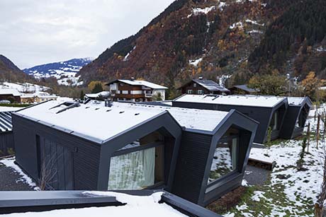 Új építési projekt, amely VELUX tetőtéri ablakokat mutat be – üdülőkabinok Montafonban