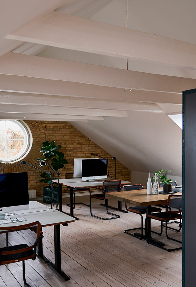 Designer Søren Rose har indrettet sin danske tegnestue med ovenlys og tagterrasse