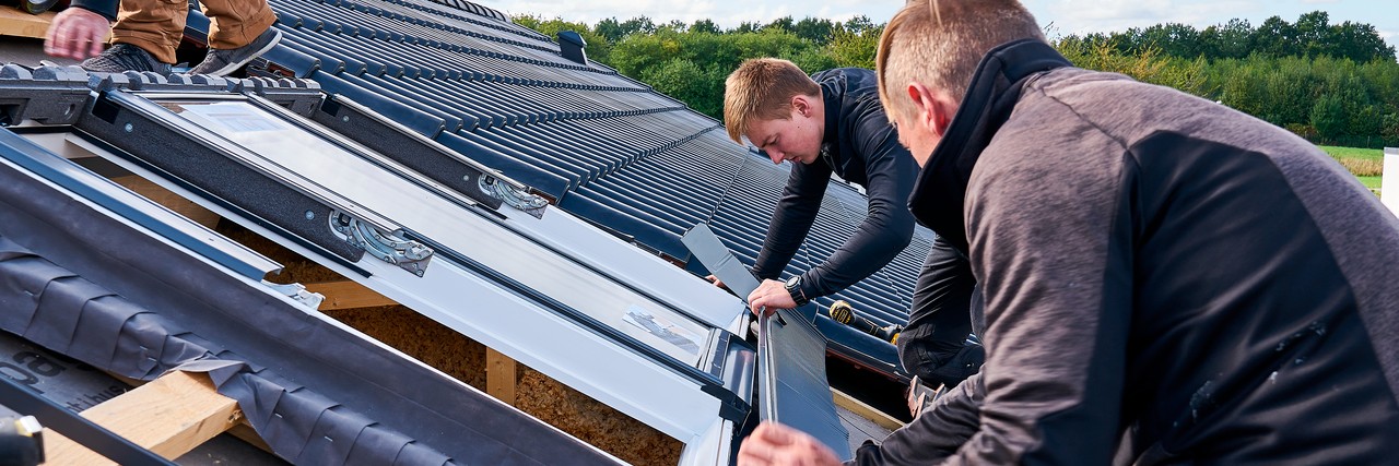 Due montatori installano una finestra per tetti VELUX.