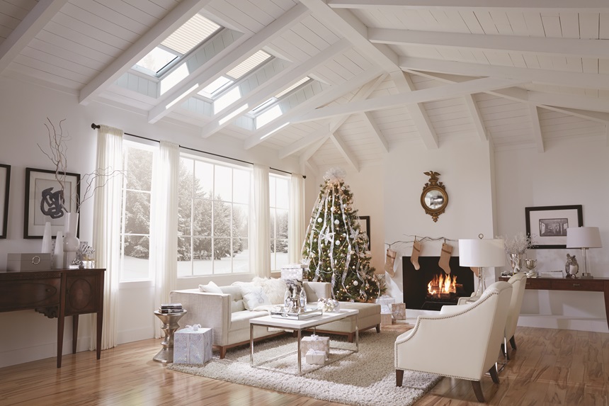 velux jumta logi, mansards, bēniņi, ziemassvētku dekorācijas, dekors, interjera dizains, mājīgi, Ziemassvētku rotājumi, dzīvojamā istaba, kamīns, kombinētie jumta logi
