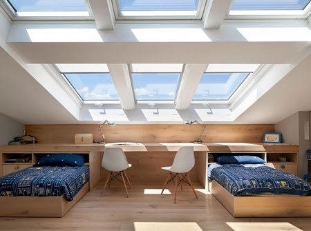 Ein kleines, helles Kinderzimmer mit einem VELUX Dachfenster und einem Dachgaubenfenster.