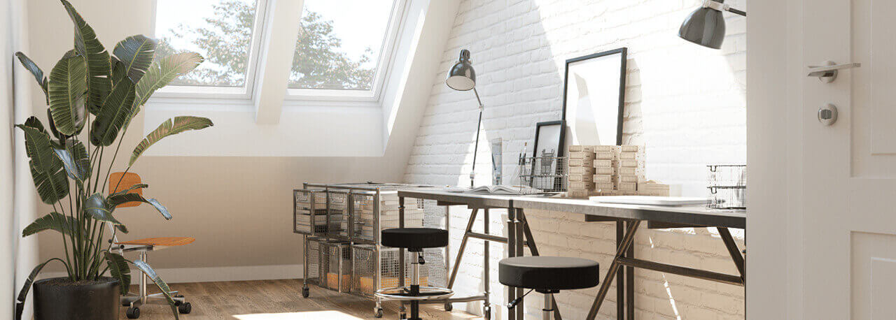 Ein helles und stilvolles Home Office verfügt über zwei VELUX Dachfenster