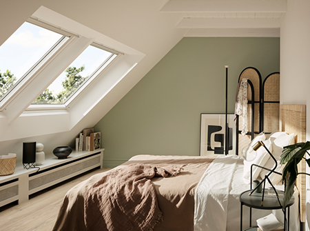 Chambre mansardée lumineuse avec deux fenêtres de toit VELUX.