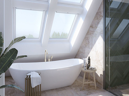 Ein helles Badezimmer mit zwei gestapelten VELUX Dachfenstern.
