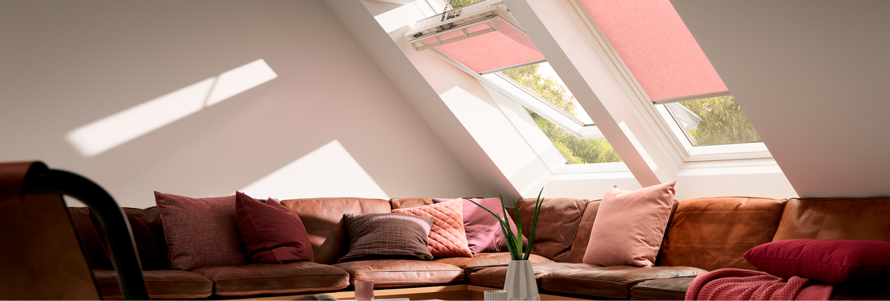 Una sala de estar con ventanas de tejado VELUX