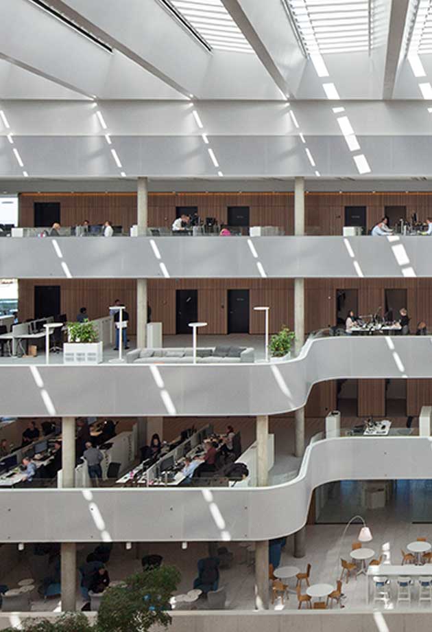Ovenlysløsning med atrium lysbånd 5-30˚– DSV's hovedkvarter, Danmark