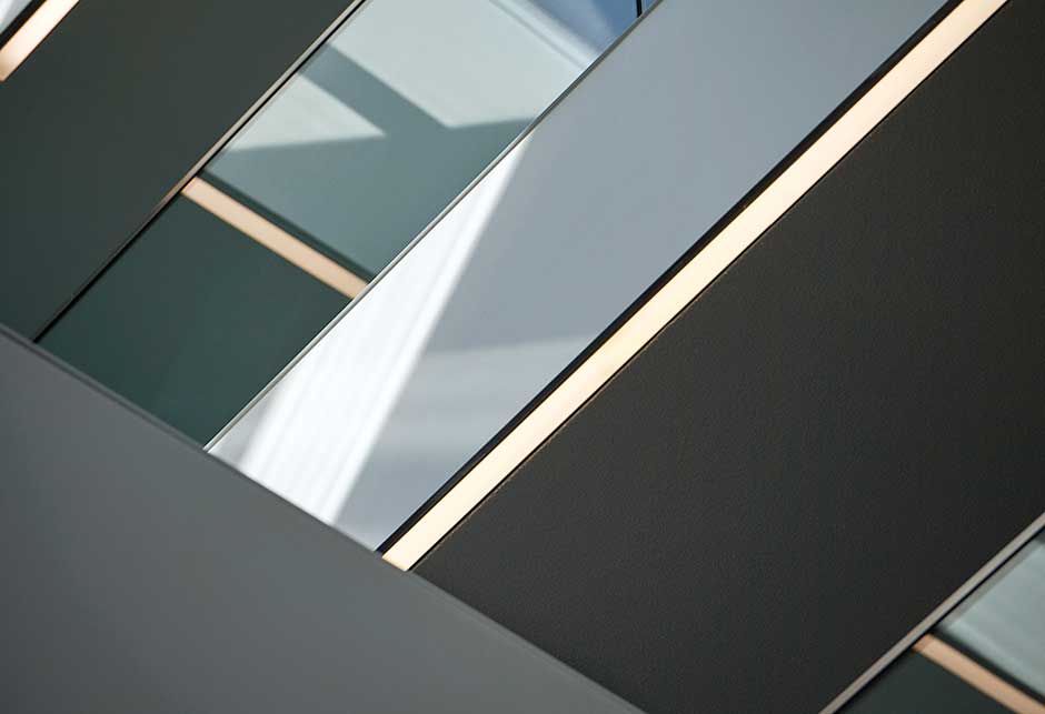 Lichtstraatoplossing met Atrium Lessenaarsdak 5-30˚ en Atrium Zadeldak met ondersteunende ligger 5˚, DZNE, Bonn, Duitsland