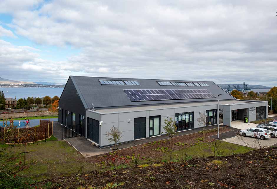 29 lichtstraten in een 35° dak in Glenpark Early Learning Centre, Schotland