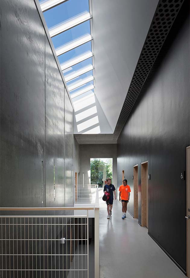 Hall C baigné de la lumière naturelle grâce à des verrières modulaires linéaires 5-30°, Arsenaløen, Danemark
