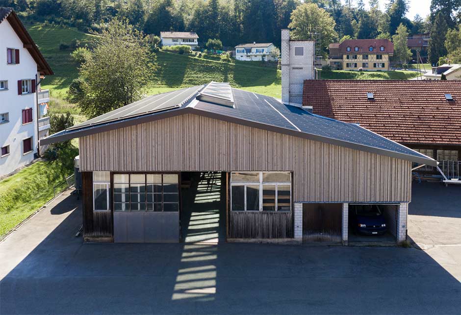 Solution de lumière naturelle avec les Verrières Modulaires VELUX 5-30° telles que la Verrière Linéaire 5-30° | Atelier Herter, Wald, Suisse | Vue extérieure