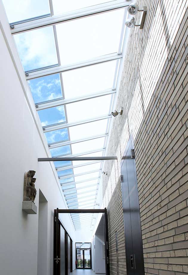 Solution de verrière de toit avec modules Verrière linéaire muraux 5-45˚ et stores roulants blancs, Kirche Erkelenz, Allemagne
