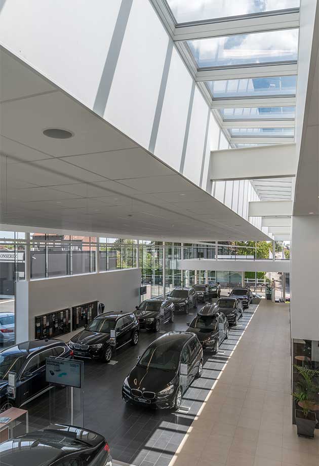 The showroom cars are put in the spotlight thanks to VELUX modular skylights. Kortrijk - Belgium