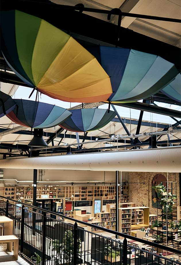 Bunte Regenschirme sorgen für eine angenehme Stimmung in der dank Lichtbändern erhelltenNørrebro-Bibliothek