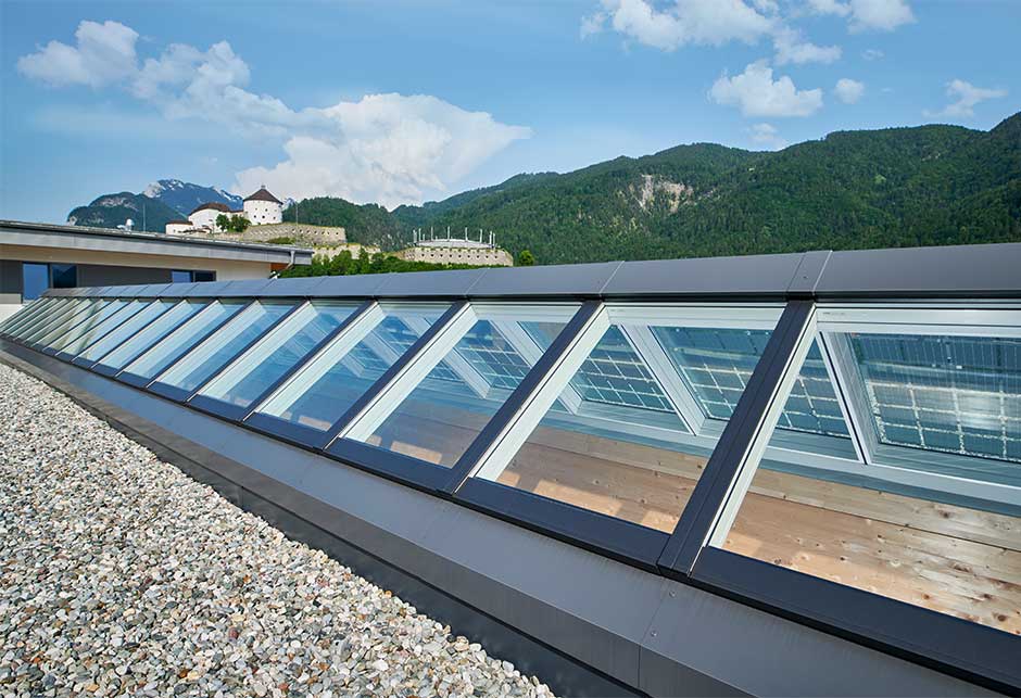 Tageslicht-Lösung mit VELUX Modular Skylights als Sattel-Lichtband 25°-40° und Photovoltaik, Lagerhaus Kufstein, Österreich