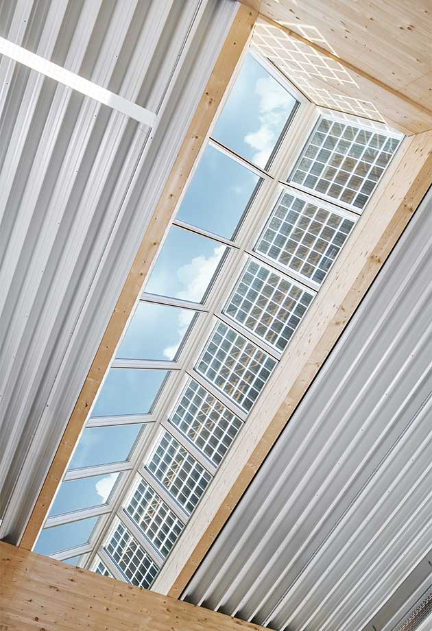 Dachverglasung eines Baumarktes mit Sattel-Lichtband 25-40°, Lagerhaus Kufstein, Österreich