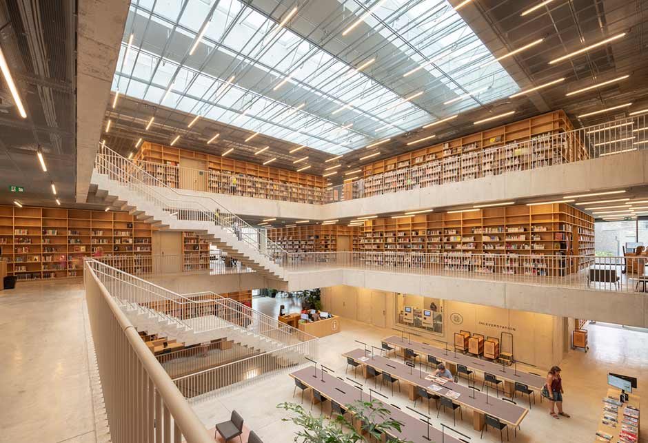 Atrium lessenaarsdak brengt daglicht in de Utopia-bibliotheek
