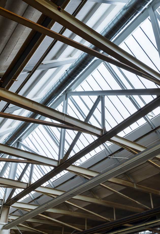 Solution de lumière du jour avec vitrage pour toit en shed Grillodur - rénovation du toit Otto Suhner AG, Lupfig Suisse / vue intérieure du hall de production 2