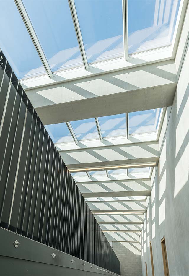 Éclairage naturel avec 10 verrières modulaires atrium linéaire 5°, Zaventem, Belgique